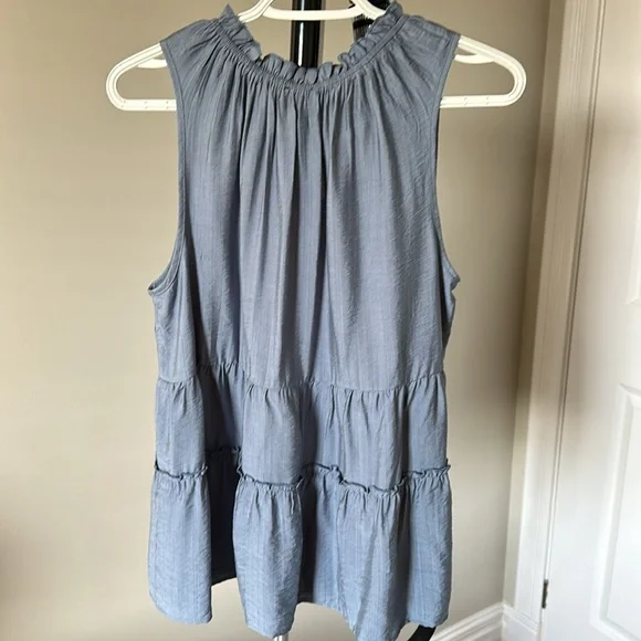 Sz L 🇨🇦⭐️NWT Papillon Chambray Sleeveless tiered Summer Blouse - Picture 2 of 6